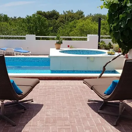 فيلة Lucia With Private Pool And A Whirlpool *